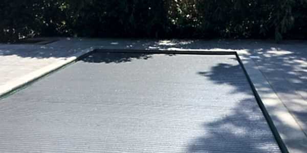 Child safety swimming pool cover