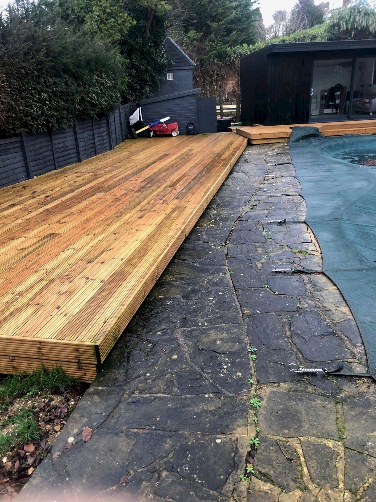 The clients requested a full modernization of the swimming pool and its surrounding area