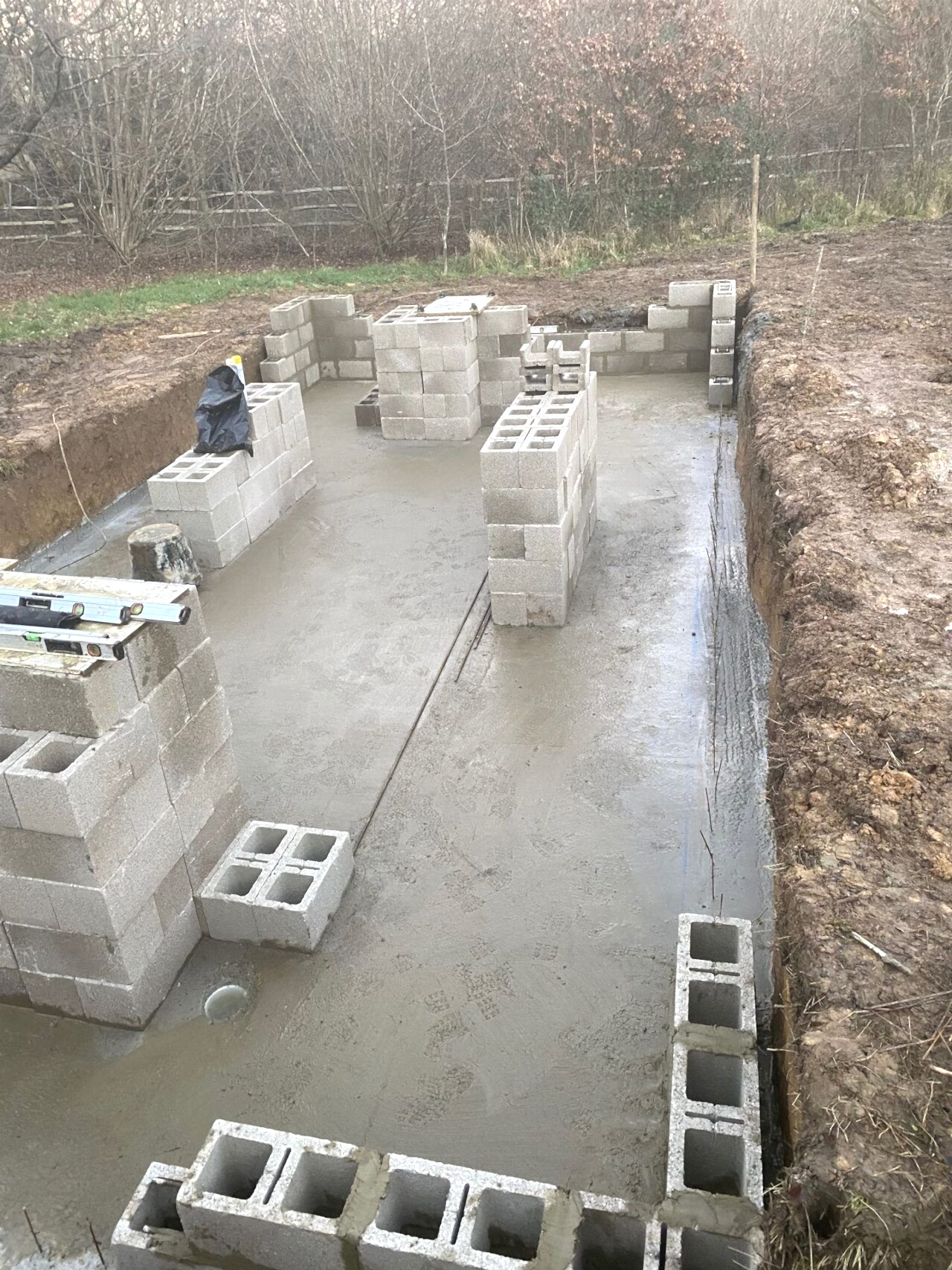 Construction of the swimming pool edge using concrete blocks