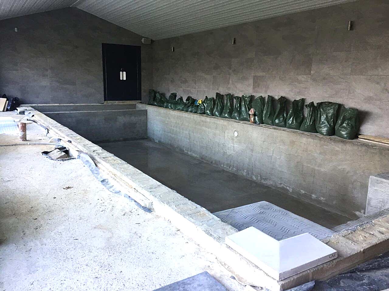 Concrete the swimming pool before tiling