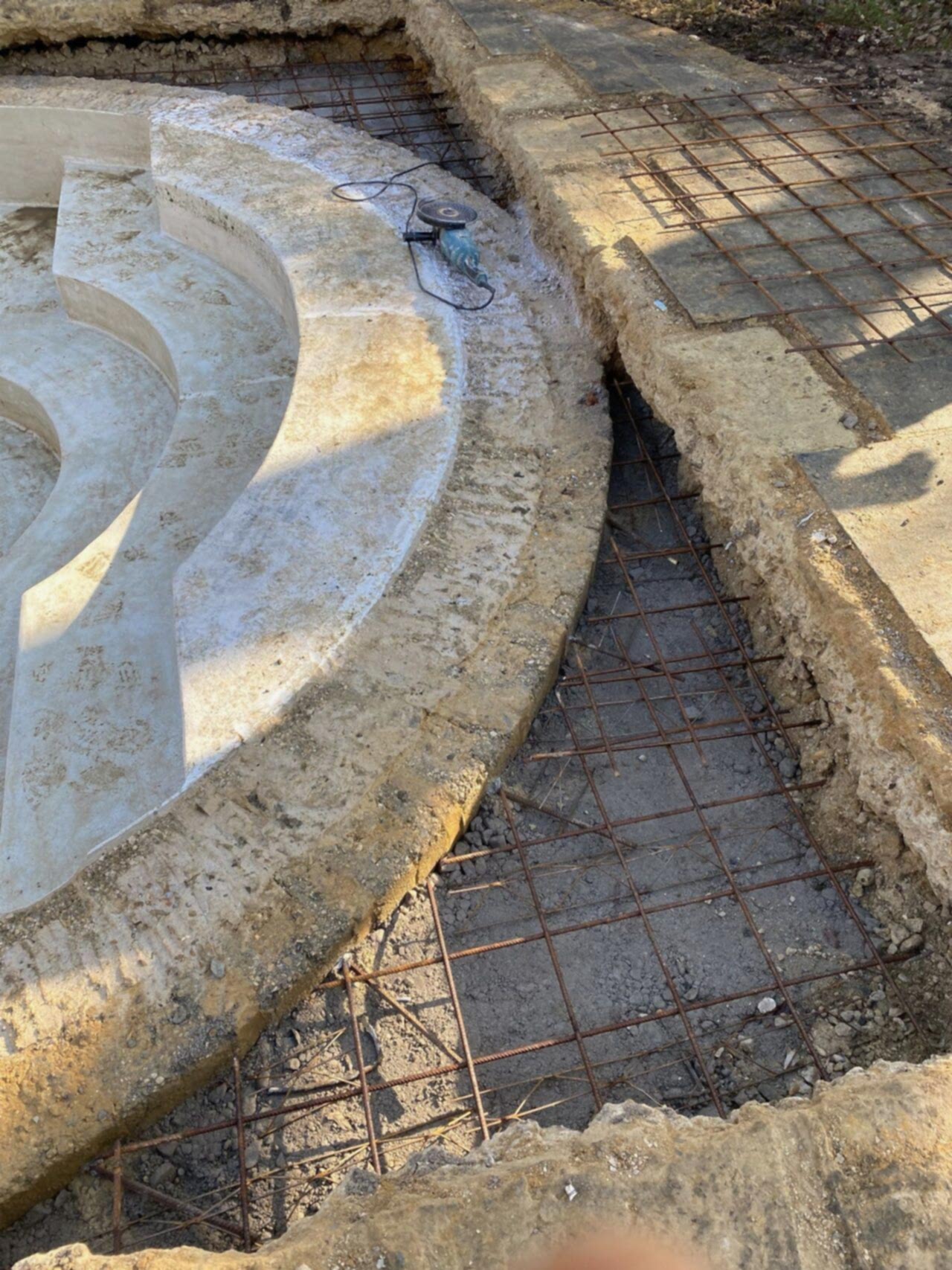 Reinforcement mesh being installed to strengthen the edges of the rectangular swimming pool