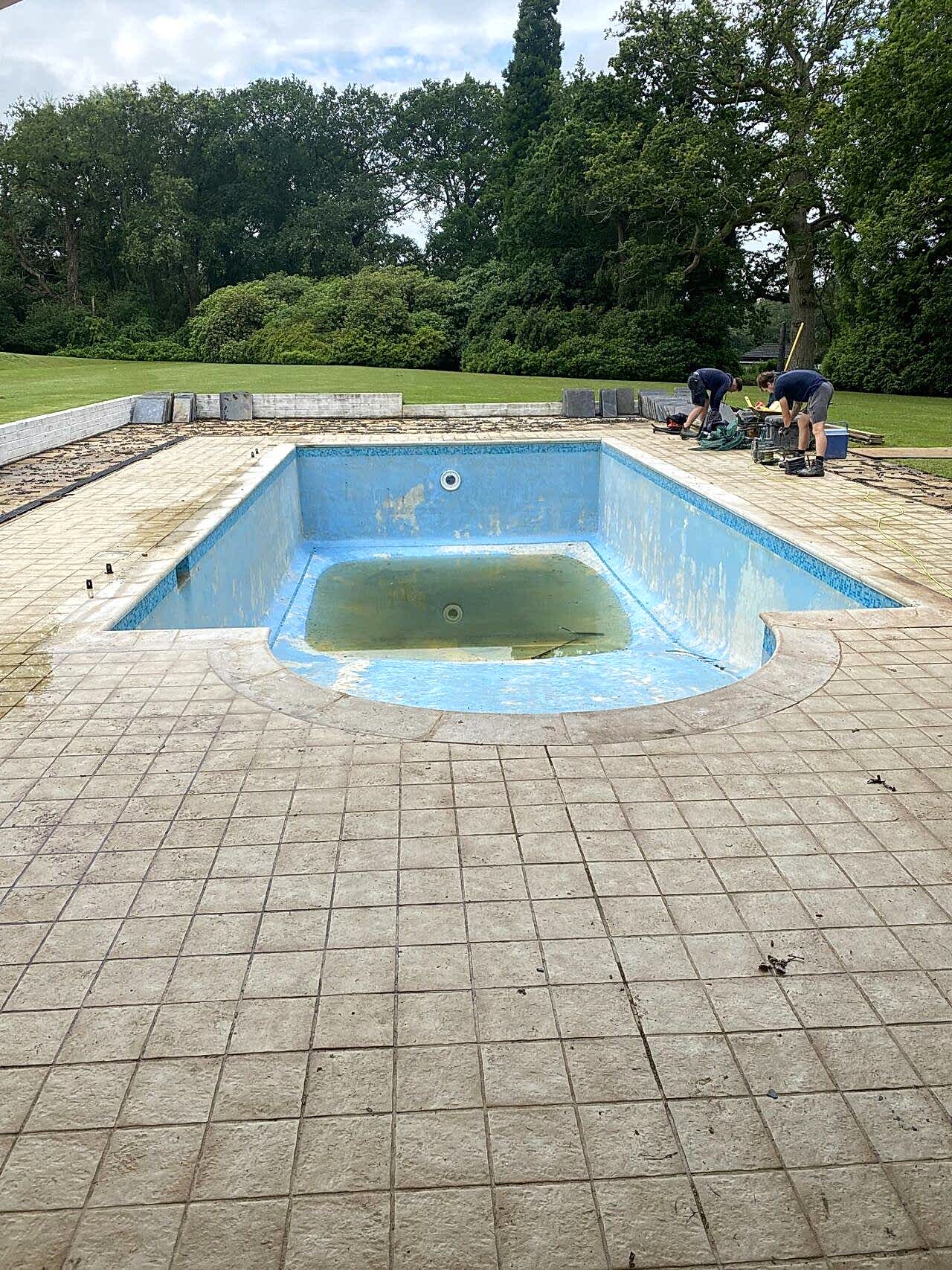 Our clients wanted to transform their aging concrete marbleised pool into a modern place to relax