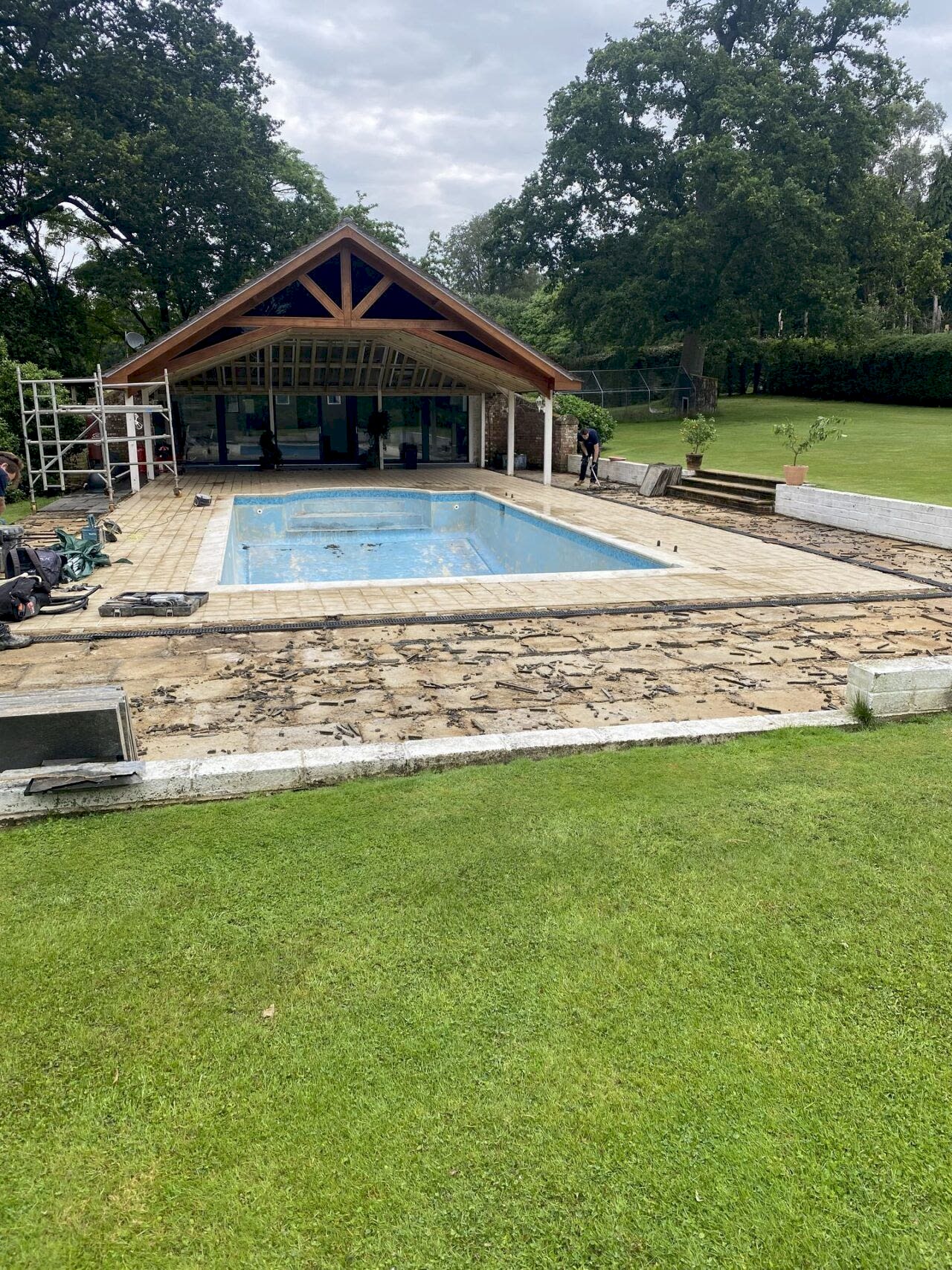 The UKSP team devised a comprehensive renovation plan for the pool and its surroundings