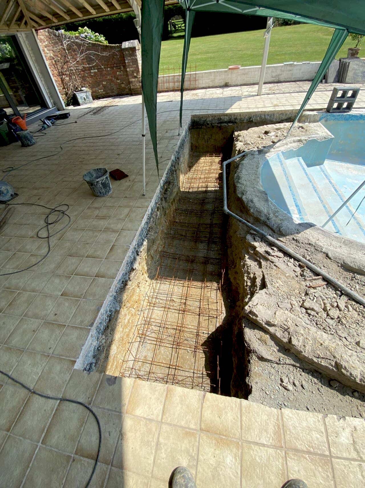 Wire frame added to the bottom of the in-ground slatted cover system space
