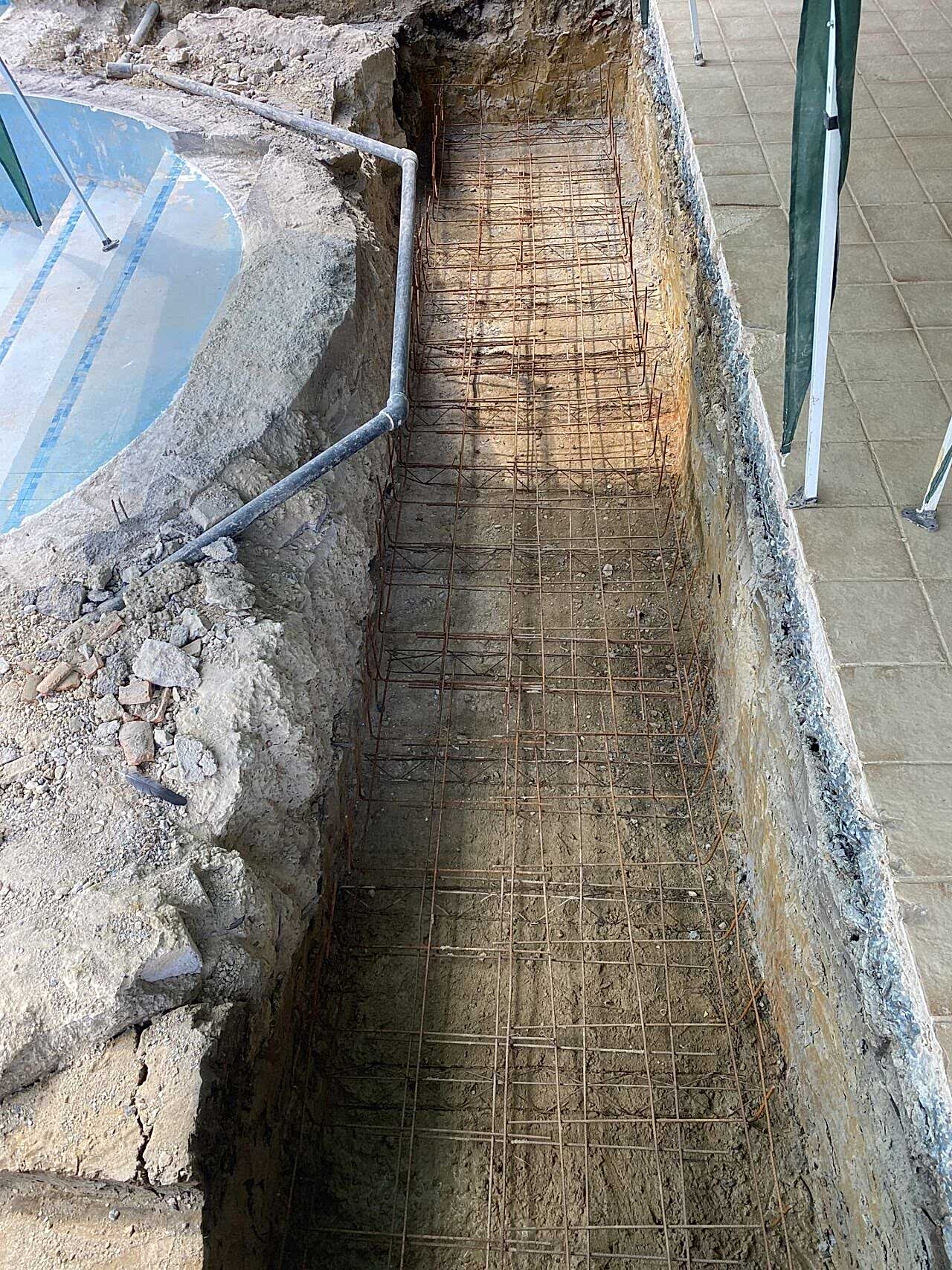 Wire frame added to the bottom of the in-ground slatted cover system space