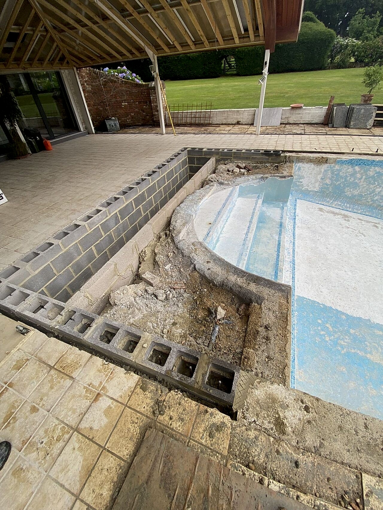 Using concrete blocks to create the new, more contemporary design of the pool