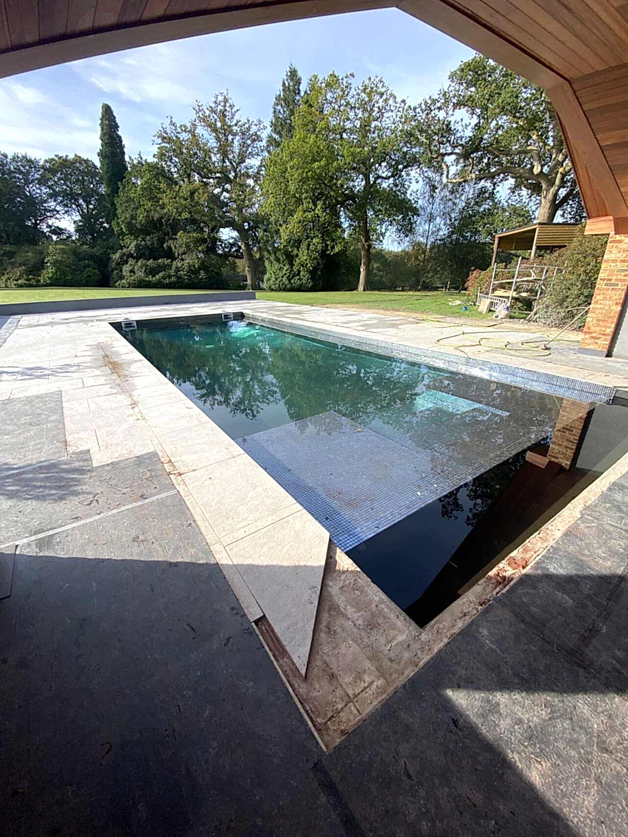 The last step is to install the cover system at the edge of the pool