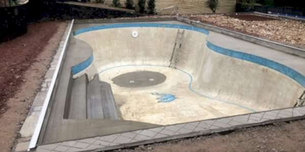 Retro-fitting a kidney shaped swimming pool with swimming pool cover