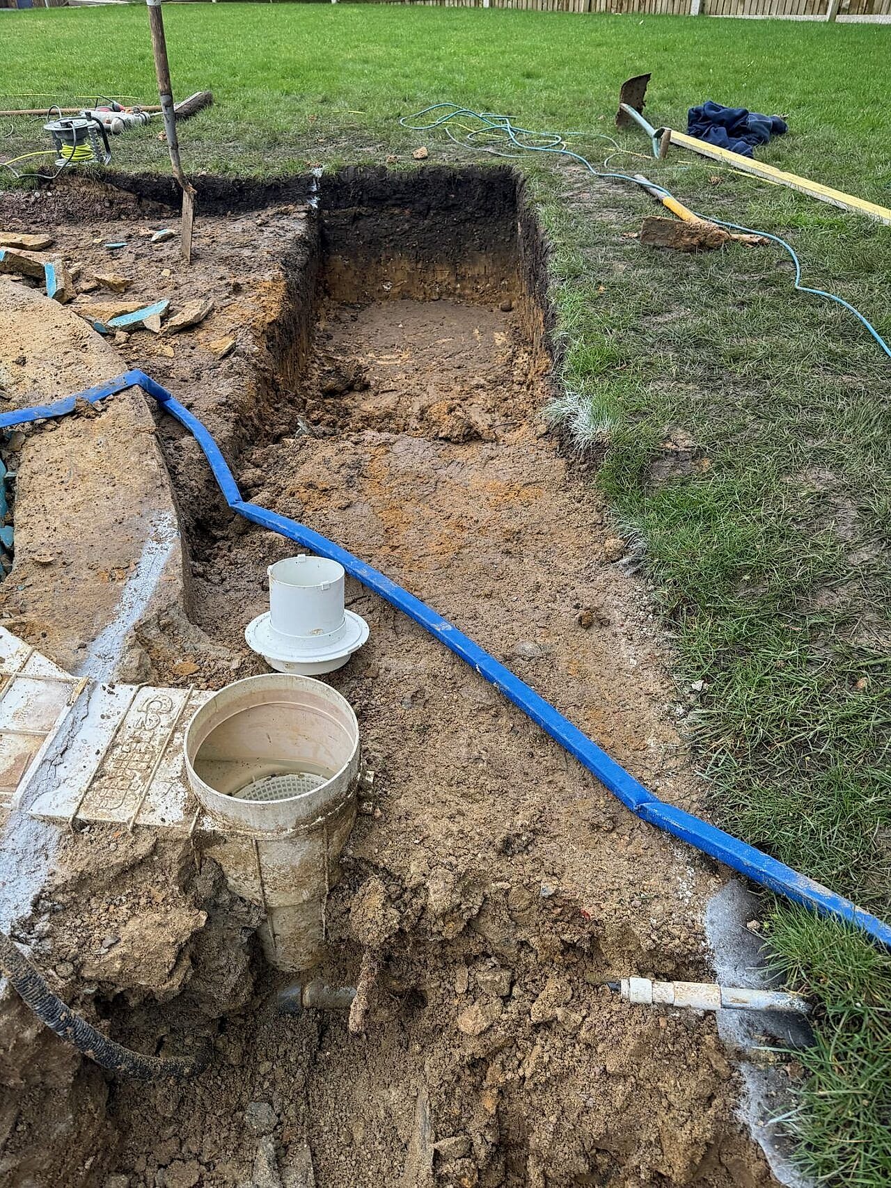 A proprietary “Beaching” system was used to allow the automatic pool cover to be stored in the ground