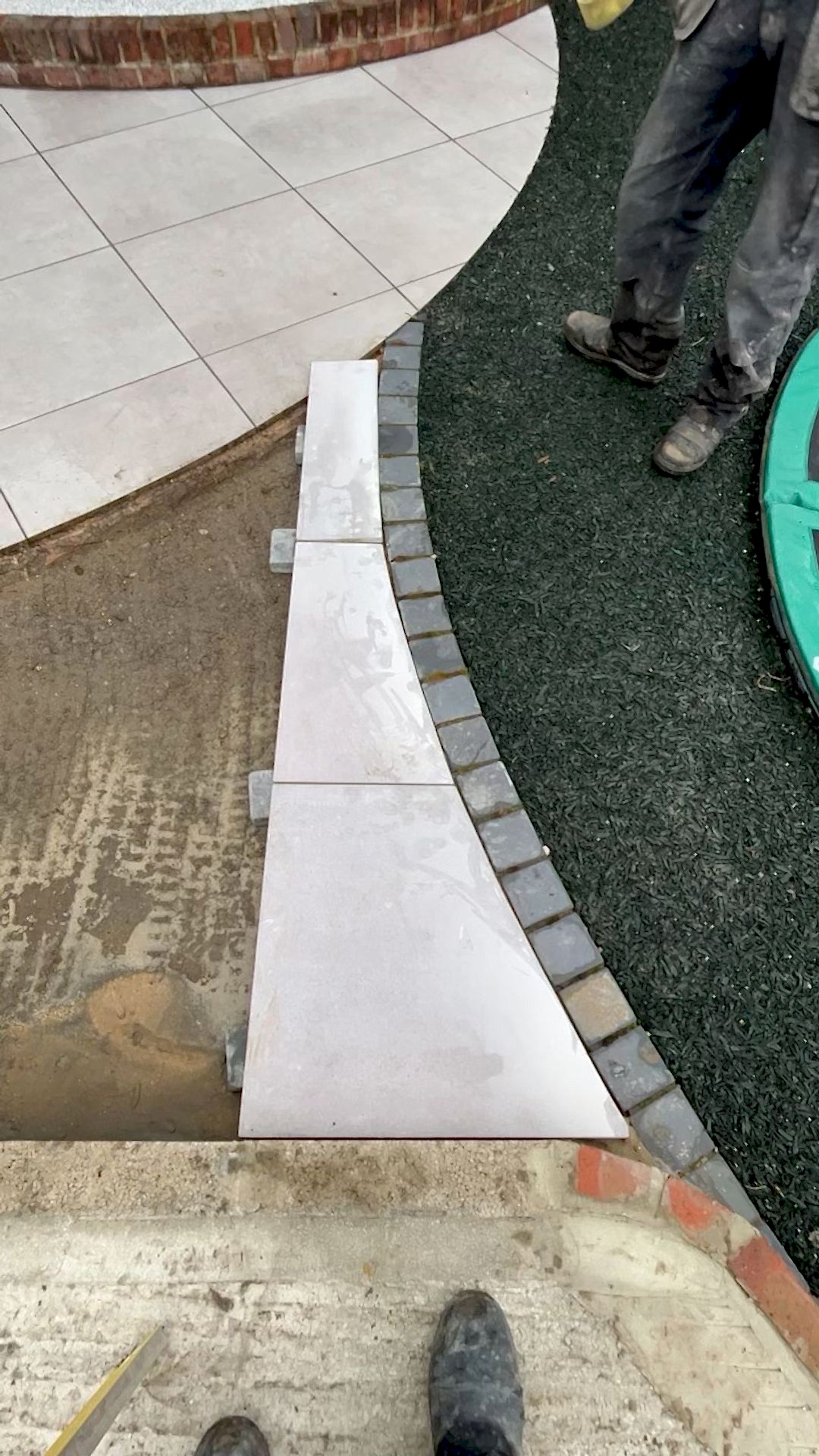 Close-up of the pavement tiling plan around the swimming pool