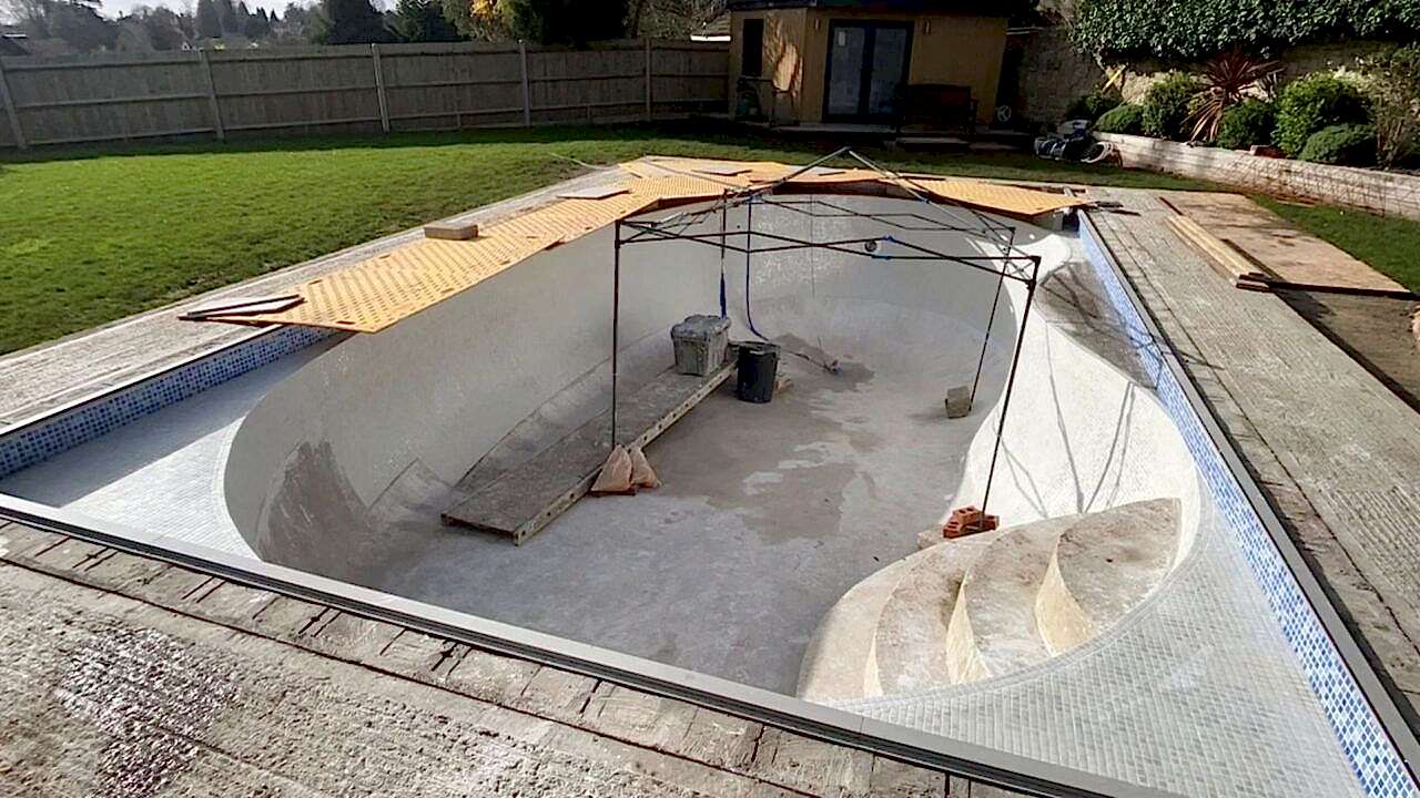 The sides and pool are protected from debris and sun while drying