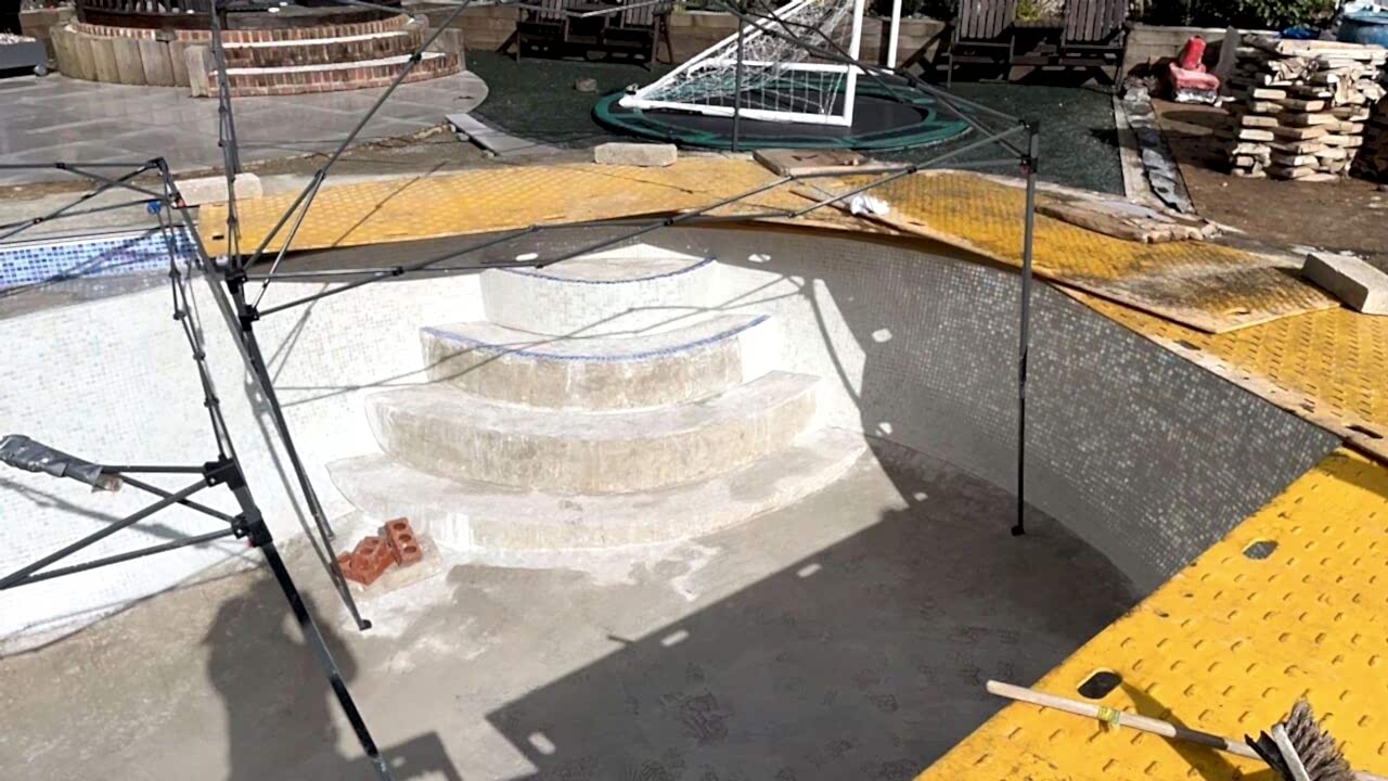 Retiling of the swimming pool steps - The sides and pool are protected from debris and sun while drying